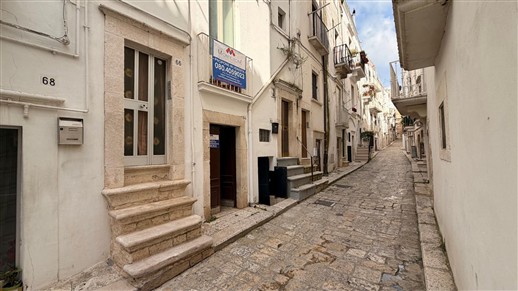 Casa Indipendente Su 3 Livelli Oltre Locale Al Piano Terra e Cantina.